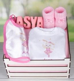 Resim Ejoya Ahşap Sandıkta Kişiye Özel Zıbın Önlük Taş Isimlik Ve Patik Bebek Hediye Seti 109436 