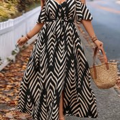 Resim Artı Boyutlu Kadınlar için Omuzdan V-Neck Maxi Elbise, Ruched Bel & Yüksek-Düşük Etek - Siyah & Beyaz Chevron Baskı, Kısa Kollu, Yaz Plaj Tatili Elbisesi ile Hasır Çanta, Plaj Elbiseleri, Tatil Kıyafeti, Akışkan Kumaş 