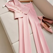 Resim Kadınların Zarif Pembe Takım Seti - Kolsuz V-Yaka Blazer, Düğme Detayları, Eşleşen Pantolon ve Ayakkabı, Polyester, Tüm Mevsim Giyim, Rahat Dış Mekan Kıyafeti|Kolsuz Blazer|Polyester Kumaş 