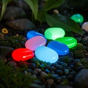 Resim Karanlıkta Parlayan Çakıl Taşları Dış Mekan Dekoru için - Bahçeler, Akvaryumlar ve DIY Projeleri İçin Canlı Plastik Taşlar - Gece Atmosferi için Yeşil, Mavi, Kırmızı, Pembe, Sarı ve Beyaz Işıklı Taşlar 