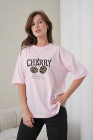 Resim caddekombin Kadın Leopar Desenli Cherry Baskılı Pembe Yuvarlak Yaka Tişört Siyah Jogger Eşofman Takımı 