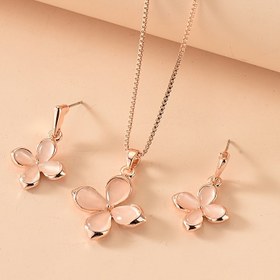 Resim Delicate Pink Four Leaf Clover Opal Kolye & Küpe Takı Seti Şanslı Aksesuarlar Doğum Günü Partisi St. Patrick Günü Tatil Süslemesi 