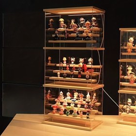 Resim Geniş Akrilik Vitrin - Işıklı, Çok Bölmeli Toz Geçirmez Bebek, Figür ve Koleksiyonlar için Şeffaf Sergi Organizatörü - Ev, Ofis veya Mağaza Kullanımı 