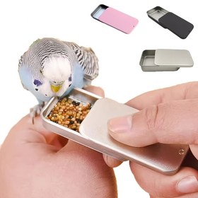 Resim Taşınabilir El Besleme Kuş Besleyici Kutusu Kapaklı - Papatya, Kolay Taşıma ve Eğitim İçin Kompakt Metal Tasarım, Pembe ve Siyah Tutacaklar Dahil, Dış Mekan Kullanımı İçin Mükemmel, Kuş Besleyici Taşınabilir, Papatya Besleme, Kompakt Besleyici, Sağlam Yapı 