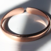 Resim Her gün giyilebilecek ve parti hediyesi olarak mükemmel olan, hem erkekler hem de kadınlar için uygun, şık ve minimalist bir Bohem tarzı mor bakır bilezik. 