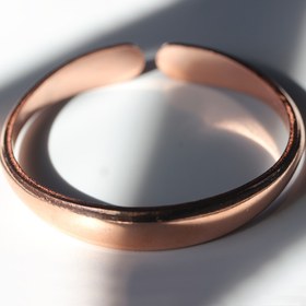 Resim Her gün giyilebilecek ve parti hediyesi olarak mükemmel olan, hem erkekler hem de kadınlar için uygun, şık ve minimalist bir Bohem tarzı mor bakır bilezik. 