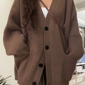 Resim Kadınların Rahat V-Yaka Hırkası - Siyah Düğmelere Sahip, Uzun Kollu ve Cep Detaylı Zeytin Yeşili Kablo Kazak, Sonbahar/Kış Rahat Giyim, Kış Hırkası 