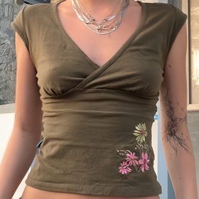Resim Kadınların Çiçek Nakışlı V Yaka T-Shirt - Zeytin Yeşili, Kısa Kollu, Yazlık Rahat Üst, Çiçek Desenli, Rahat Yazlık Üst|V Yaka Üst|Nakışlı Detay, Bayan T-Shirt'ler 