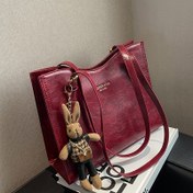 Resim Şık Kadınlar için Vegan Tote Çanta - Ayarlanabilir Askılı, Fermuarlı ve Tavşan Süslemeli, Çok Yönlü Büyük Kapasiteli Omuz & Crossbody Çanta, Derin Kahverengi/Kırmızı/Siyah, Minimalist Crossbody Çanta 