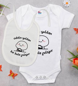 Resim Bitmeyen Kartuş Bk Kids Bir Bela Geliyor Tasarımlı Beyaz Bebek Body Zıbın Ve Mama Önlüğü Hediye Seti-1 