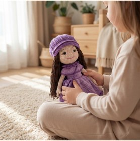 Resim Prime Sleeks El Örgüsü Amigurumi Şapkalı ve Çantalı Bebek 45 cm Mor Elbiseli Uyku Arkadaşı Oyuncak 