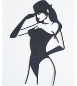 Resim moistrid Şapkasını Tutan Kadın Figürü Plastik Duvar Süsü Yapışkanlı Duvar Aksesuarı (24 X 14 CM) 