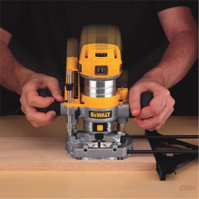 Resim Dewalt 900W El Frezesi 2 Adet Hassas Ayarl Paralel Kesme Kılavuzu D26204K-QS 