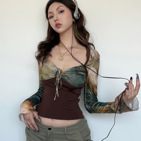 Resim Kadınlar için SassyGals Slim-Fit Uzun Kollu Tişört - Amerikan Renk Bloklu Tie-Dye Baskı, Kare Yaka Büzgülü Üst Kahverengi & Turkuaz, Makinede Yıkanabilir İlkbahar/Yaz Günlük Şık Bluz, Her Gün Giyim İçin Zarif Piliseli Tasarım, Yumuşak Kumaş Moda 