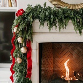 Resim 1 Adet Ekstra Uzun 72 İnç Gerçekçi Yapay Sedir Çelengi, Şık Yeşillik, Kırmızı Meyveler ve Zarif Kurdele - Ağır Hizmet Tip Esnek Plastik Çelenk, Şömine Rafı, Masa Örtüsü, Noel, Düğünler, Partiler için Tüm Mevsimlik Sonbahar ile Bahar Süslemeleri İçinde/Dışında Kolay Asılabilen Doğal Görünüşlü yumuşak sedir çelengi. Dayanıklı & esnektir, çeşitli etkinlikler ve sergiler için ideal 