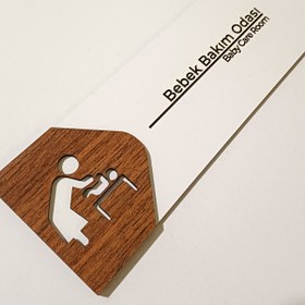 Resim Kuzeylina Bebek Bakım Odası Kapı Tabelası – 19x7 cm Çift Katmanlı 