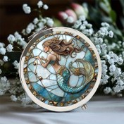 Resim Taşınabilir Katlanabilir Yuvarlak Makyaj Aynası - Altın Kuyruklu Denizkızı ve Vitray Sanat Tasarımı, Cam Yüzeyli Seyahat için Elde Taşınan Ayna, Düğün Hediyeleri, Tatiller & Özel Günler İçin, Özel Durum Hediyesi | Denizkızı Temalı Ayna | Şık Aksesuar, Denizkızı Dekoru, Düz 2D 