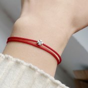 Resim Şanslı Yonca Cazibesi Kırmızı Kordon Bileklik - Vintage & Minimalist Tarz, Kadınlar için Polyester Örgülü Halhal - İdeal Sevgililer Günü Hediyesi, İyi Şansı Simgeleyen 