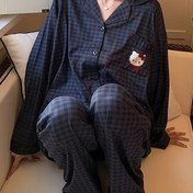 Resim Bahar ve Sonbahar için harika bir sevimli kedi desenli pijama takımı, yaka ile rahat bir desenle genç bir ev giyim tarzı için mükemmel. 