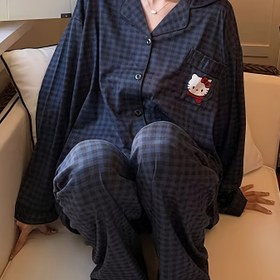 Resim Bahar ve Sonbahar için harika bir sevimli kedi desenli pijama takımı, yaka ile rahat bir desenle genç bir ev giyim tarzı için mükemmel. 