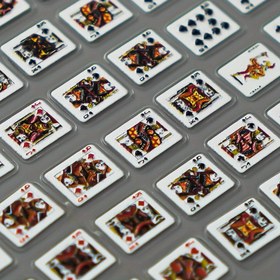 Resim 1 adet 3D Kabartmalı Oynar Karta Nail Art Sticker, Karikatür Tasarım, Kendinden Yapışkan Dekal, Nakışlı Dikdörtgen Mat Son, Tek Kullanımlık, Karikatür Temalı DIY Manikür için, Plastik Yüzey 