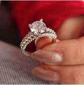 Resim Kenar Taş Detaylı Gösterişli Tek Taş Gümüş Yüzük 