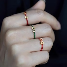 Resim Benzersiz ve Tek! El Yapımı Dokuma Halka, Kırmızı İp ve Madeni Para Tasarımı ile, En İyi Arkadaşınız için Mükemmel Bir Hediye Olarak. 