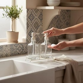 Resim AmberHaus 2'li Standlı Kare Cam Sabunluk Seti | 2 x 500 ml | Ferforje Metal Standlı Siyah & Krem Renk Seçeneği | Sünger/Fırça Bölmeli Mutfak ve Banyo Düzenleyici (Krem) 