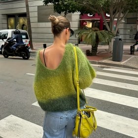 Resim Kadınların Zarif Fransız Etkili V Yaka Uzun Kollu Hırka - Yeşilten Sarıya Gradyan, Açık Ön Tasarım, Hafif ve Nefes Alabilir, Bahar/Sonbahar İçin Mükemmel, Rahat veya Şık Kıyafetler İçin, Bahar Dış Giyim, Rahat Kesim, Yumuşak Dokulu, Kadın Kazak ve Kazak, Kazak Kadın Kış, Sonbahar-Özel Giyim Kadınlar İçin, Pembe Kazak, Beyaz Pembe Kumaş Şeridi, Omuzdan Uzun Kollu, Asimetrik Sarımsak Kazak, Kadın Kış İçin 