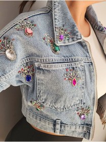 Resim RENGARENG Kadın Tasarım Denim Ceket Renkli Taş ve Zincir İşleme Detaylı Mavi Crop Kalıp Kot Mont 