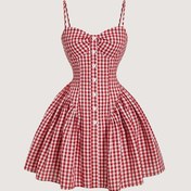Resim Kadın Kırmızı ve Beyaz Gingham Elbise, Dekoratif Düğmeler, Omuz Üstü Ruffled Hem - Rahat Şık Plaj Tatili, Country Müzik Festivali, Kulüp Giyimi, Mardi Gras Kostümü, Plaj Elbiseleri, Festival Kıyafeti, Omuz Üstü Moda, Dekoratif Düğme Detayı 