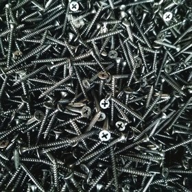 Resim 100'lük Paket Yüksek Mukavemetli Siyahlatılmış Alçıpan Vidaları, Ahşap ve Metal Paneller için Düz Başlı Kendinden Kesme Karbon Çelik, Yumuşak Kauçuklu, Yapısal Ahşap Vidalar, Çok Amaçlı İnşaat Vidası, Fosforize Edilmiş Yüzey, Tam Diş Tasarımı 