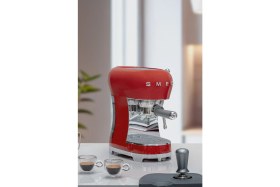 Resim Smeg ECF02RDEU Kırmızı Espresso Kahve Makinesi 