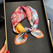 Resim 100% Mulberry Silk Kadınlar için Şal - Kalesi ve Zürafa Tasarımı ile Retro Şık Kare Havlu, Canlı Çizgili Desen, Partiler, Günlük Kullanım ve Dış Aktiviteler için Nefes Alabilen Rüzgar Geçirmez, Parti Aksesuarı, Eğlenceli Tasarım, Yumuşak Dokulu 