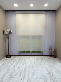 Resim Çift Mekanizmalı Açık Gri Çizgili Desenli Tül Ve Beyaz Mat Stor Perde Gri 