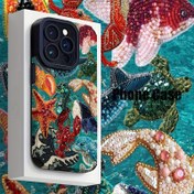Resim Bu koruyucu kılıf, sentetik sahte deriden üretilmiştir ve deniz temalı bir bezeme tasarımı içerir. Trendy, hafif lüks ve tüm modelleri destekler: for iPhone 16, 15, 14, 13, 12, 11, X, XR, XS, 8, 7, Plus ve Pro Max. 
