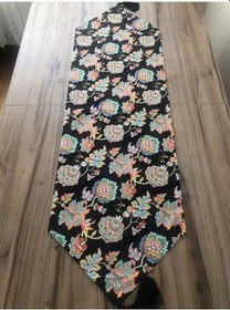 Resim Siyah Zemin Üzeri Çiçek Desenli Runner Çok Renkli 