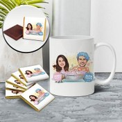 Resim Küvet Keyfi Yapan Çiftler Karikatürlü Kupa ve Çikolata 