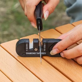 Resim 4’ü 1 Arada Ağır Hizmet Tipi Tungsten Çelik Taşınabilir Bıçak Bileme Makinesi - Teyp Zımpara Sistemi, Tutma Kolu ve Kilitleme Mekanizması İle Kamp, Barbekü, Hayatta Kalma, Avcılık Balıkçılık İçin Multifonksiyonel Dış Mekanda Kullanım İmkanlı Kompakt & Dayanıklı Her Yerde Kullanabileceğiniz Birleştirmeli Takviye Seti (Siyah), Bıçak Bileme Aleti,Worksharp Cep Bileme Aleti,Zincirli Testere Bileme Aleti,Döner Bıçak Aleti,Bıçak Bileme,Zincirli Testere Bileme Aleti 