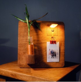 Resim Notion lab Ahşap & Deri Masa Işığı - Fotoğraf Tutucu ve Mini Vazo - El Yapımı Dekoratif 