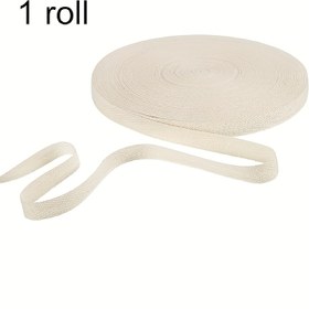 Resim 50.02 metre ölçülerinde, yumuşak doğal bir herringbone deseni sunan, DIY el sanatları, dikiş ve örgü için ideal, bej renkli bir twill kurdele rulosu. 