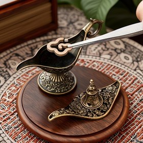 Resim Altın Detaylı Vintage Tarzı Metal Duman Tutucu - Kokular Terapisi, Ritüeller ve Geleneksel Hediyeler İçin Dekoratif Masaüstü Duman Yakıcı - Ev, Tapınak, Oturma Odası Dekoru, Ritüel Duman Tutucu İçin İdeal | Zengini Metal İşleme | Detaylı El Sanatları, Duman Yakıcı 