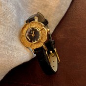 Resim Şık ve rahat bir vintage Fransız kamelya kemer kadın saati, günlük yaşam ve sosyal etkinlikler için mükemmel bir bilek aksesuarı olarak 3D el yapımı kadran ile tasarlandı. 