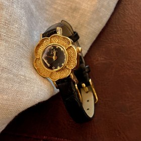 Resim Şık ve rahat bir vintage Fransız kamelya kemer kadın saati, günlük yaşam ve sosyal etkinlikler için mükemmel bir bilek aksesuarı olarak 3D el yapımı kadran ile tasarlandı. 