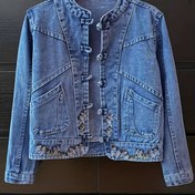 Resim Vintage Esintili Kadın Kot Ceketi Çiçek Nakışlı, Etnik Toka Detayları ve Göğüs Cepleri ile İnce Kesim Esnek Kot Kaban - Açık Yıkama Mavisi, Günlükten Şık Tarza 