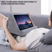 Resim Farklı açılarda sıkıştırılabilen, okuma için çok yönlü bir tablet standı. 