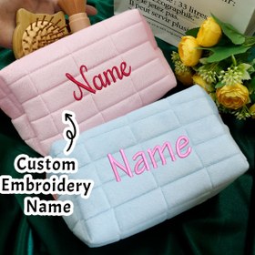 Resim Özel Nakışlı İsim Makyaj Çantası - Kişiselleştirilmiş Pembe ve Mavi Kozmetik Çantası Çiçek Tasarımı ile, Kadınlar için Taşınabilir Seyahat Tuvalet Çantası, Doğum Günü Hediyesi için Ona, Düğün Kız Arkadaşı veya Arkadaşına, Makyaj Seyahat Çantası, Düğün Kız Arkadaşı Hediyesi, Çiçek Nakışları, Dayanıklı Fermuar Kapatma 