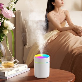 Resim Yeni bir model renkli ışık USB nemlendirici ve aroma difüzörü, 180 ml kapasiteli kompakt ve taşınabilir, yatak odaları, arabalar, evler ve yurtlar için uygun. Pil içermez ve USB gücüyle çalışır. 