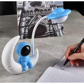 Resim Coverzone Ayda Oturan Astronot Tasarımlı Masa Ve Gece Lambası Dekoratif Hediyelik Çalışma Ve Çocuk Odası 