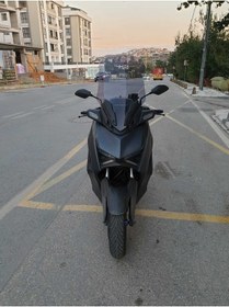 Resim Motocam Yamaha Xmax Siperlik Ön Cam 2023 2024 Model 65cm Açıkfüme Renkli 4mm Orta Boylu Cam 